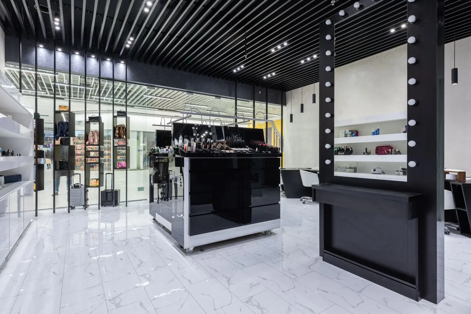 Ambiente comercial moderno com balcão, espelhos, iluminação e mobiliário planejado